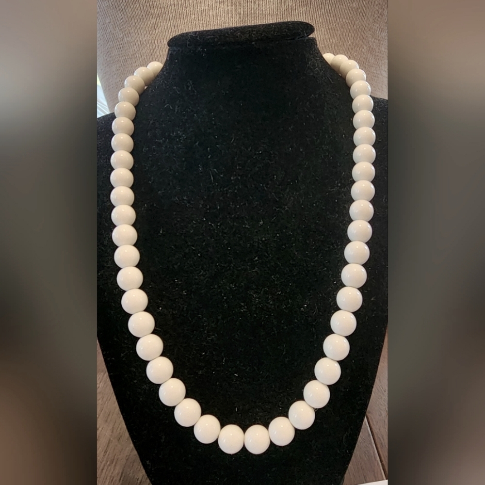 Vintage Monet 20” white beaded choker gold tone Clasp